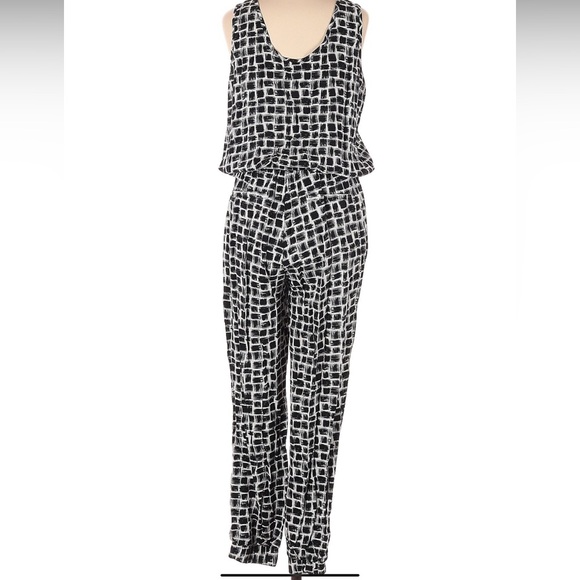NWOT Designer Dynamite Jumpsuit in Size 8 - Picture 2 of 2